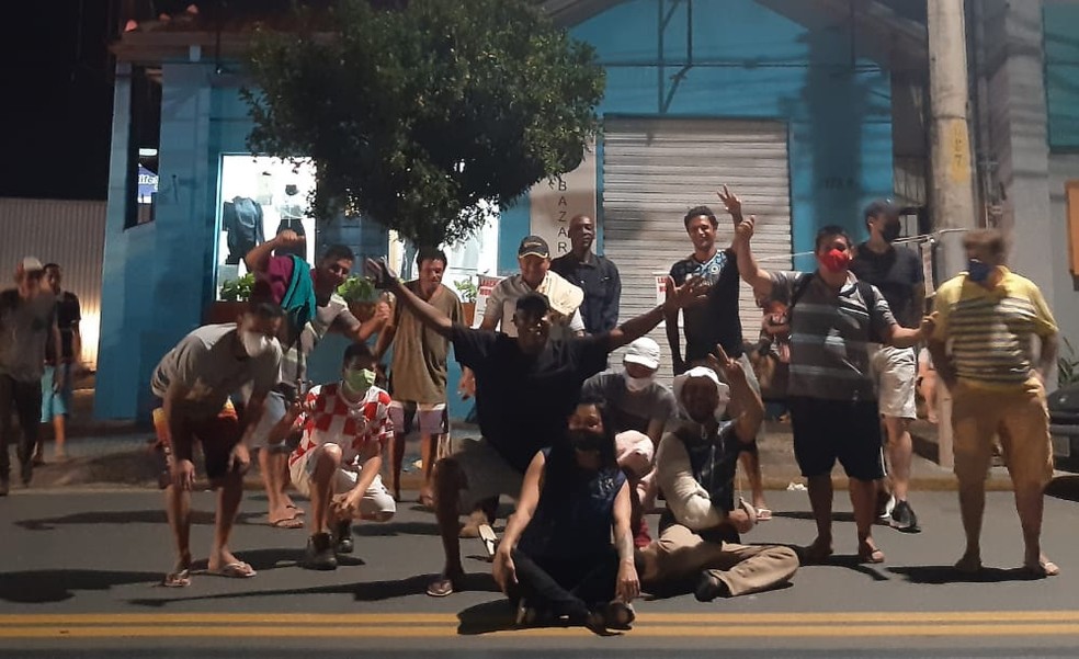 Projeto Juntos para o Bem doa alimentos, cobertores, agasalhos, m&aacute;scaras e produtos de higiene pessoal a moradores de rua &mdash; Foto: Arquivo Pessoal