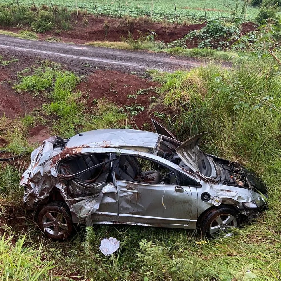 Dois jovens, um de 22 e outro de 25, morreram após o capotamento — Foto: Corpo de Bombeiros/Divulgação