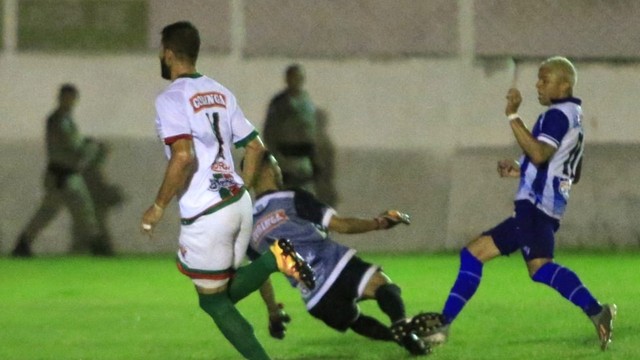 Rafael Bilu toca na saída do goleiro e marca para o CSA