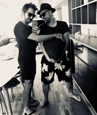 Paulo Gustavo e o marido anunciam a gravidez com brincadeira na internet (Foto: Reprodução Instagram @paulogustavo31)