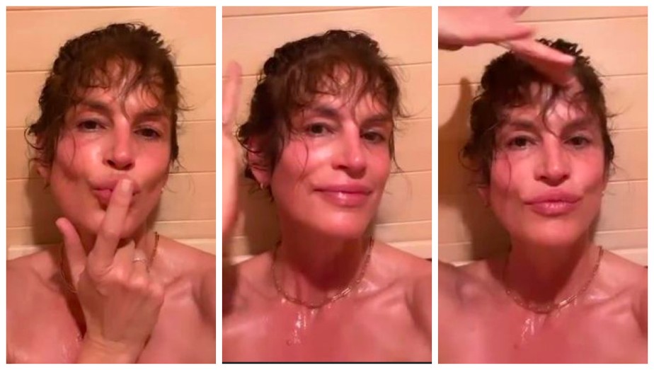 Cindy Crawford de topless em sauna