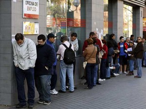 À procura de emprego, espanhóis enfrentam filas para entrar em uma agência e conseguir trabalho. (Foto: Sergio Perez / Reuters)