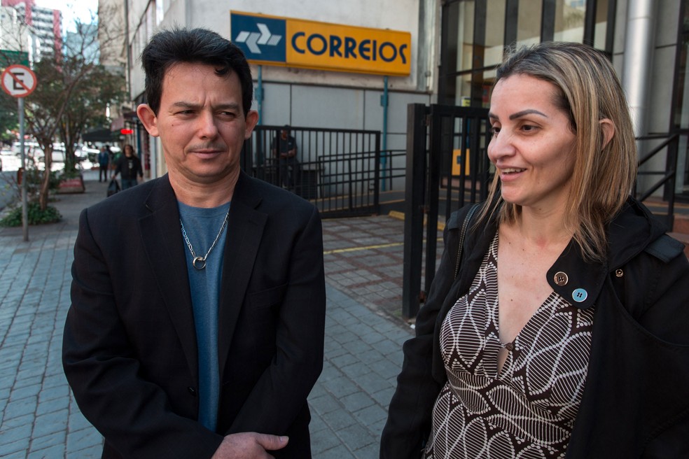 Cláudio Rezende e Eliane Cavalcanti foram à agência da Rua Matias Aires prevenidos pois sabiam da falta de caixas (Foto: Marcelo Brandt/G1)