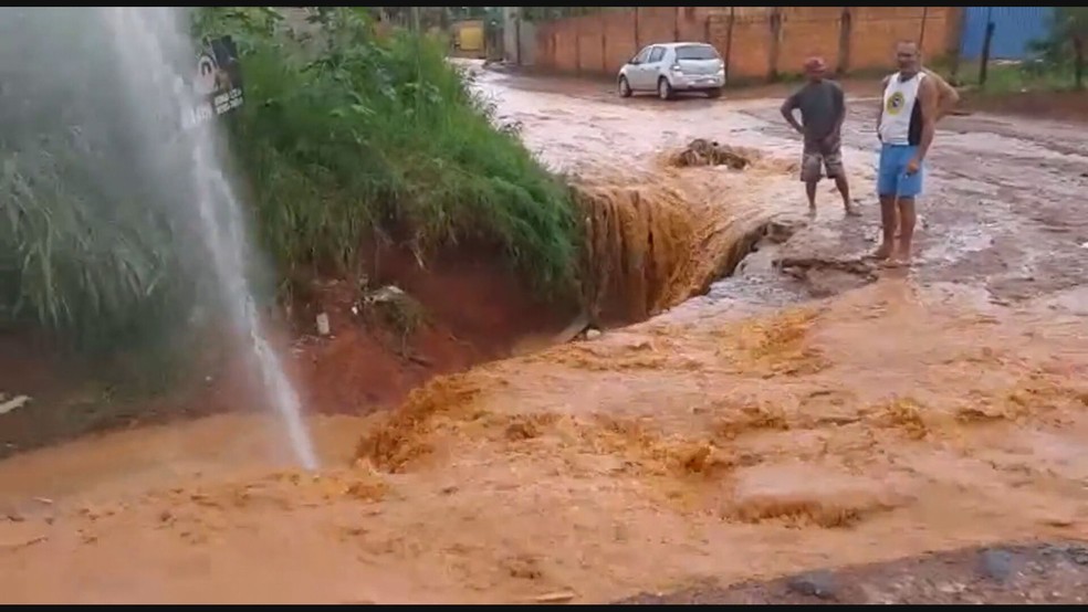 Enxurrada estoura cano em São Sebastião, no DF — Foto: Reprodução