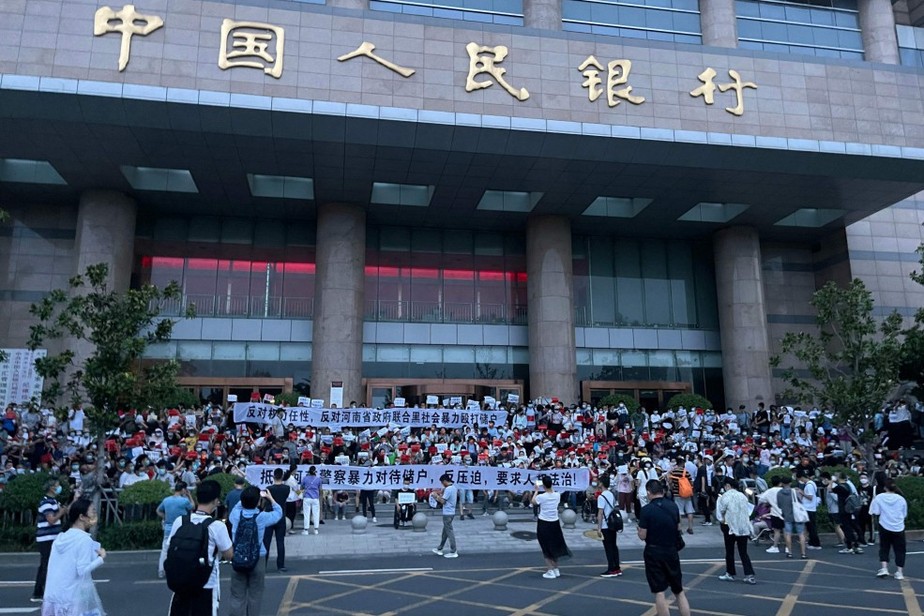 Protesto em frente à filiam do Banco Popular da China em Zhengzhou, a capital de Henan