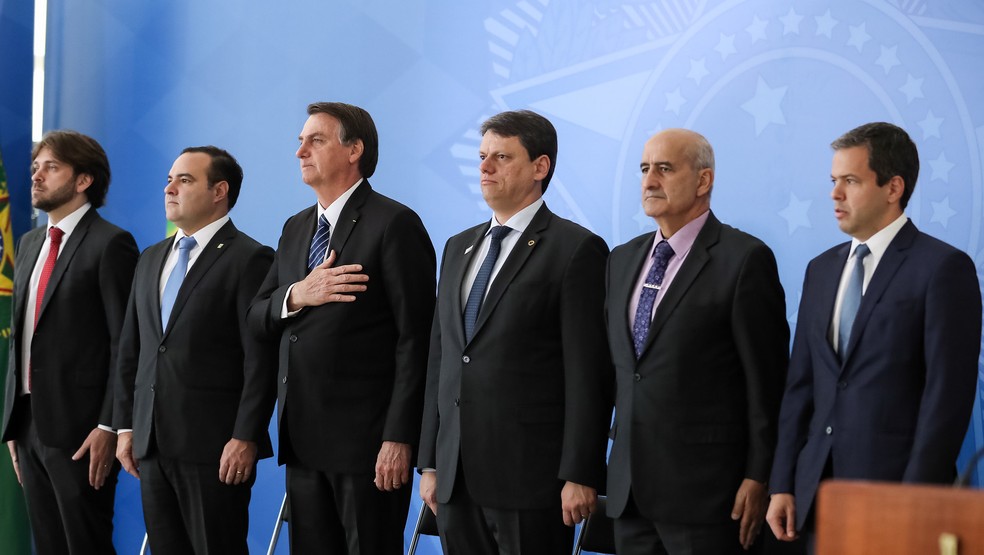 O presidente Jair Bolsonaro e o ministro TarcÃ­sio Freitas (Infraestrutura) participaram de cerimÃ´nia no PalÃ¡cio do Planalto para assinatura simbÃ³lica dos contratos de concessÃ£o de aeroportos â Foto: Marcos CorrÃªa/PR