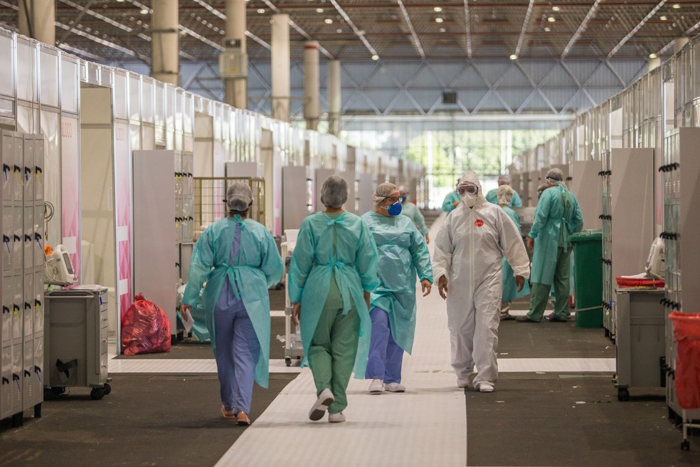 Profissionais da saúde usam roupas e equipamentos de proteção durante trabalho no Hospital de Campanha do Anhembi, na Zona Norte de São Paulo — Foto: Tiago Queiroz/Estadão Conteúdo