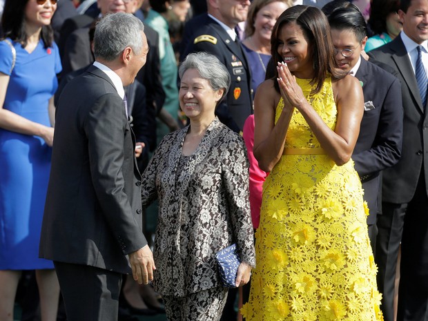 A primeira-dama dos EUA Michelle Obama e a muler do premiê de Cingapura, Ho Ching, cumprimentam o prmiê Lee Hsien Loong durante evento na Casa Branca, em Washington (Foto: REUTERS/Joshua Roberts) A primeira-dama dos EUA Michelle Obama e a muler do premiê de Cingapura, Ho Ching, cumprimentam o prmiê Lee Hsien Loong durante evento na Casa Branca, em Washington (Foto: REUTERS/Joshua Roberts)