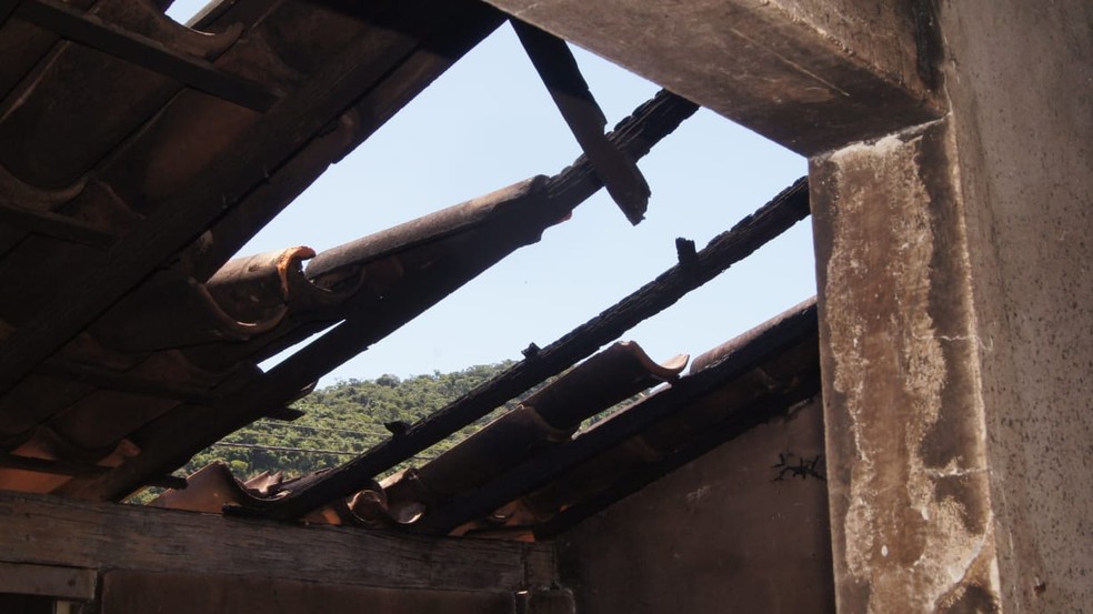 Fogo atingiu teto da casa no bairro Campo Redondo, em São Pedro da Aldeia — Foto: Divulgação/Polícia Civil