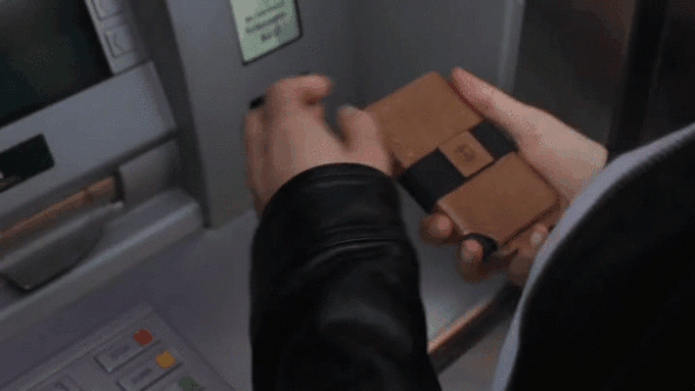 É possível ejetar os cartões de crédito com um simples toque de botão (Foto: Divulgação/Ekster)