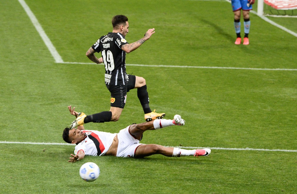 Mosquito vê derrota como normal e lamenta gols perdidos pelo Corinthians: 