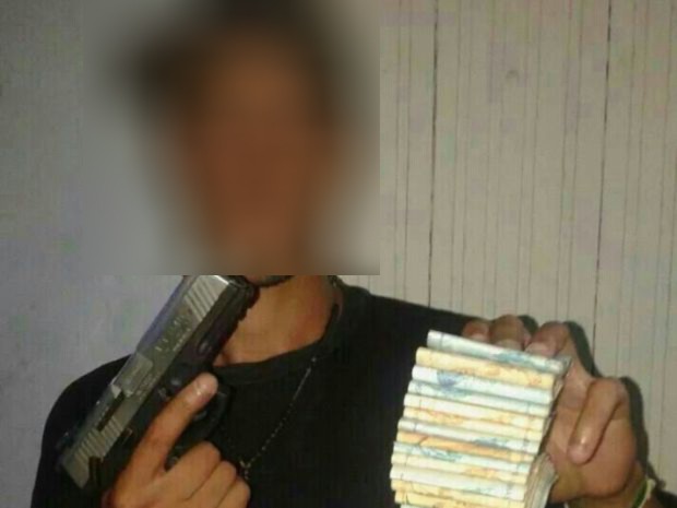 Suspeitos ostentavam dinheiro em armas em Santos, SP (Foto: G1)