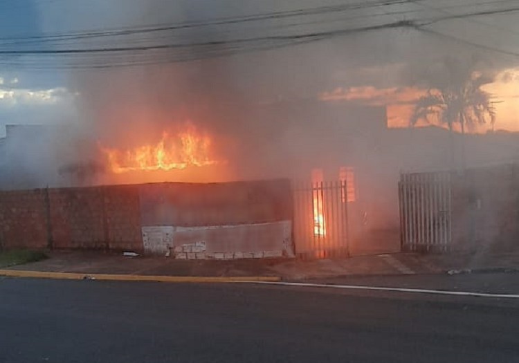 Incêndio atinge residência no Jardim Humberto Salvador, em Presidente Prudente