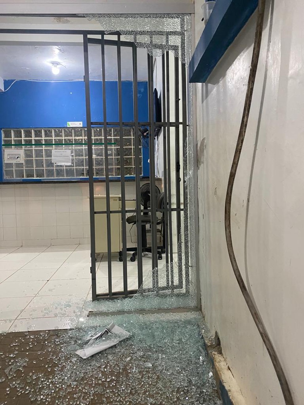 Tiro quebrou a porta de vidro do hospital  — Foto: Arquivo pessoal