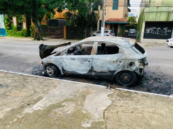 Fogo deixa carro totalmente destruído no Umarizal, em Belém