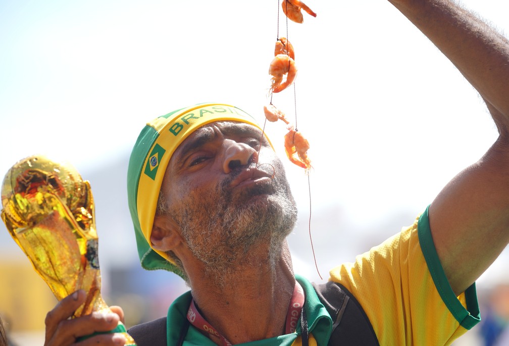 Torcedor come camarão antes de Brasil x Camarões — Foto: Marcos Serra Lima/g1