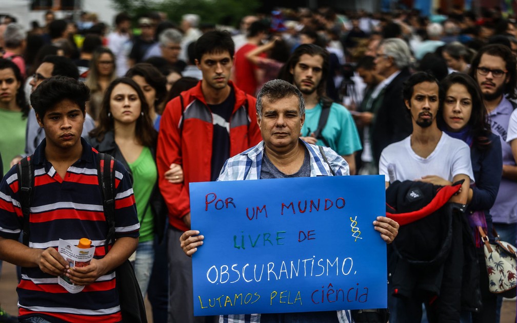 Centenas de manifestantes se reúnem no Largo da Batata, em Pinheiros, na zona oeste de São Paulo, em protesto em defesa da ciência (Foto: Gabriela Biló/Estadão Conteúdo)