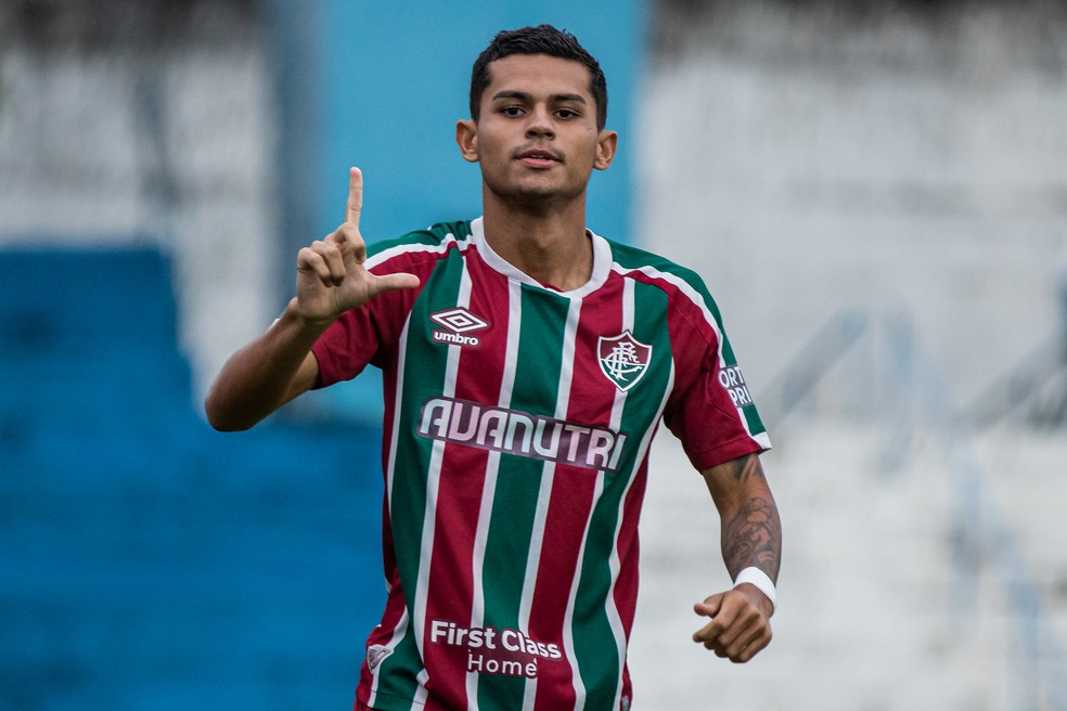 Luan Brito comemora um de seus gols na vitória do Fluminense sobre o Taubaté na Copinha — Foto: LEONARDO BRASIL/ FLUMINENSE FC