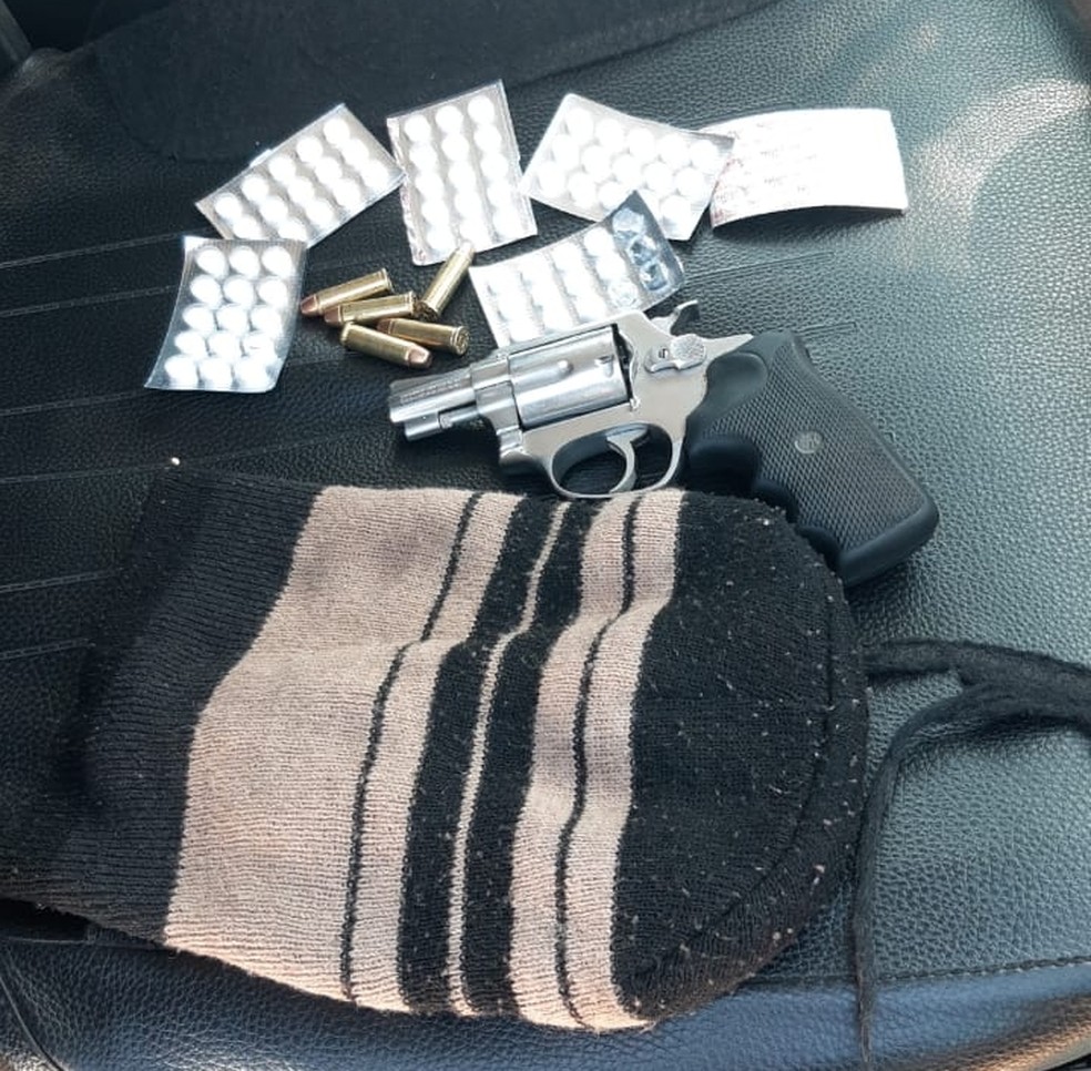 Motorista é detido com arma e 72 comprimidos de rebite, em Petrolina — Foto: Divulgação/PRF
