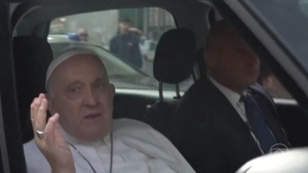 Papa Francisco recebe alta hospitalar: ‘Ainda estou vivo’