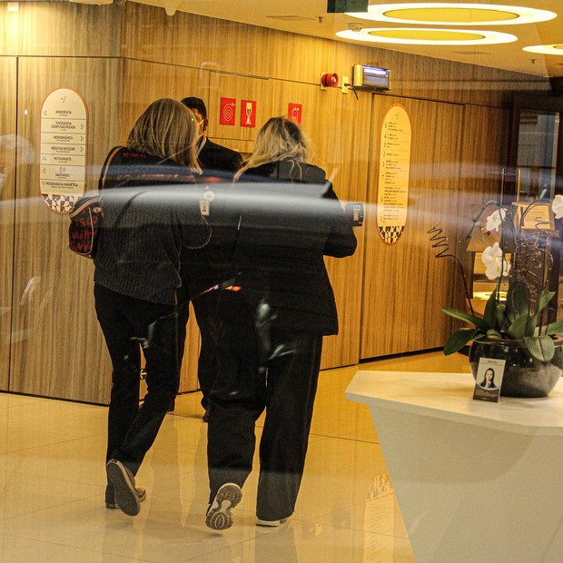 Luhanna Melloni (esq) visita Luciano Szafir em hospital (Foto: AgNews)
