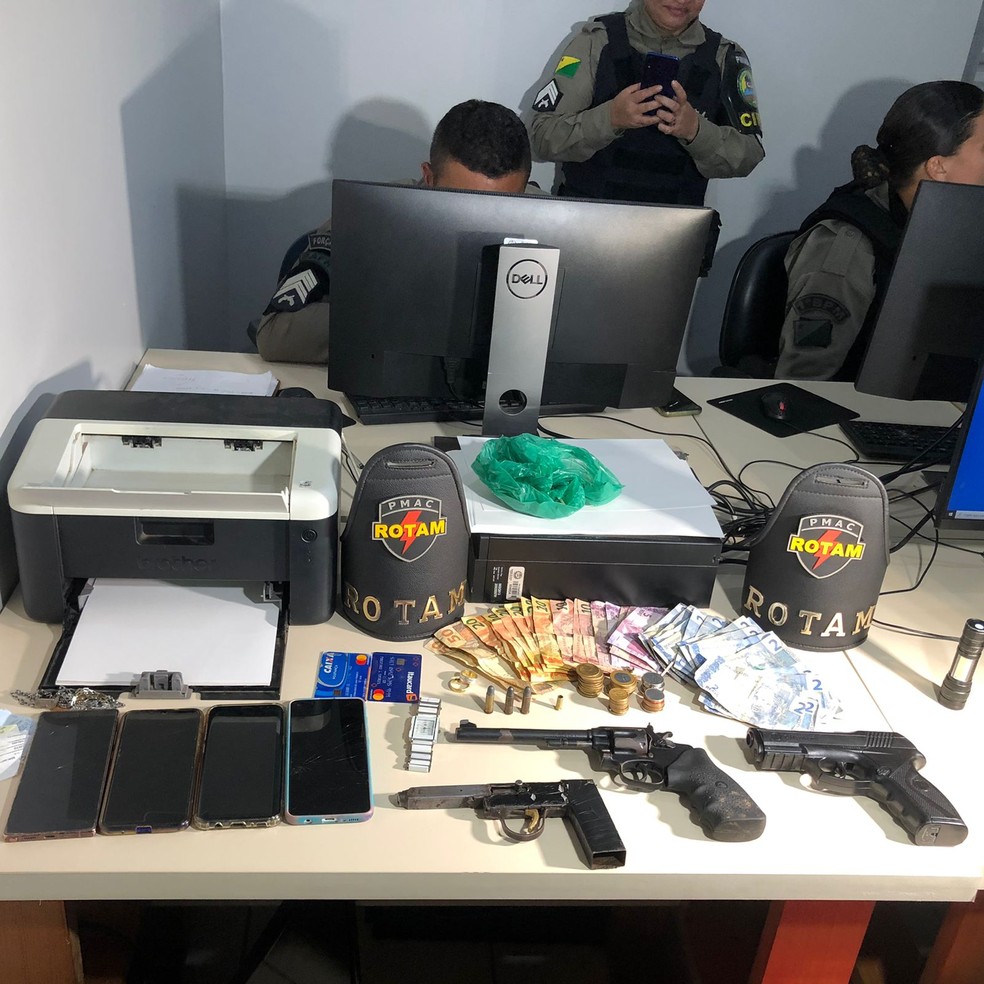 Polícia aprendeu celulares, dinheiro e armas usadas no crime — Foto: Consuela Araújo/Rede Amazônica Acre