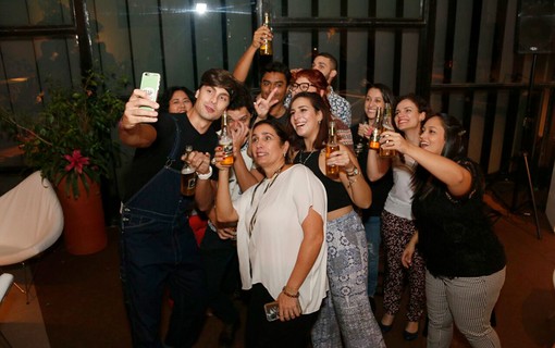 A equipe de QUEM e Paulo Dalagnoli em brinde especial com a cerveja Miller no lounge QUEM/ Marie Claire