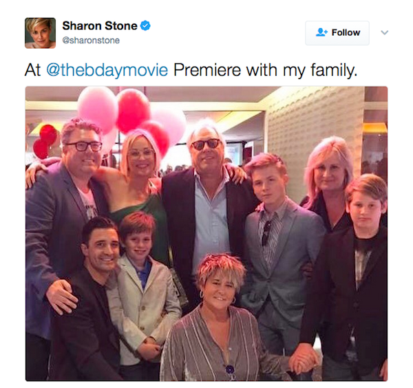 A atriz Sharon Stone em uma festa com os filhos e a família (Foto: Twitter)