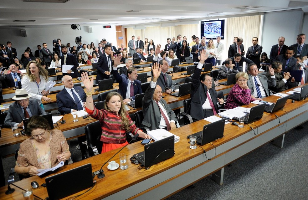 Senadores reunidos no plenÃ¡rio da CCJ, durante a sessÃ£o desta quarta-feira (20) (Foto: Pedro FranÃ§a/AgÃªncia Senado)