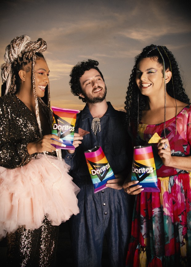 Trio As Baías estrelou a capa digital, apresentada por DORITOS®, em Marie Claire . As vendas de DORITOS® Rainbow serão revertidas integralmente para instituições que apoiam a comunidade LGBTQIA+ (Foto: Getty Images)