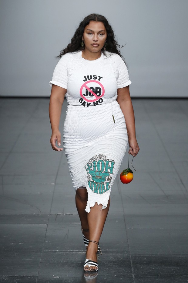 Model Paloma Elsesser walks the runway at the Conner Ives show during London Fashion Week February 2022 on February 18, 2022 in London, United Kingdom. (Photo by Estrop/Wireimage) (Foto: WireImage)