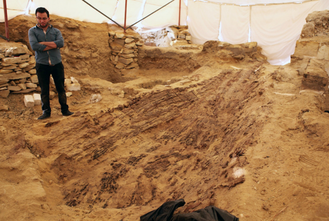 Arqueólogo observa local onde o barco de 18 metros foi encontrado (Foto: Divulgação/Charles University)