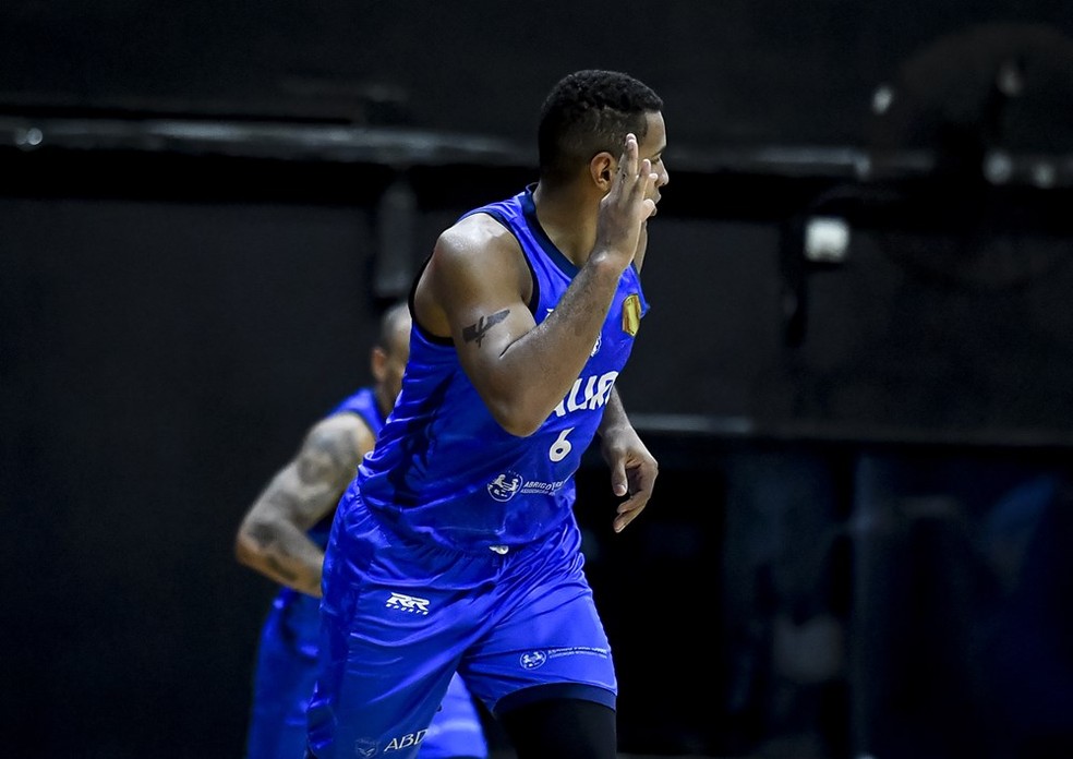 Gemerson comemora cesta de três pelo Bauru — Foto: Divulgação/Fiba