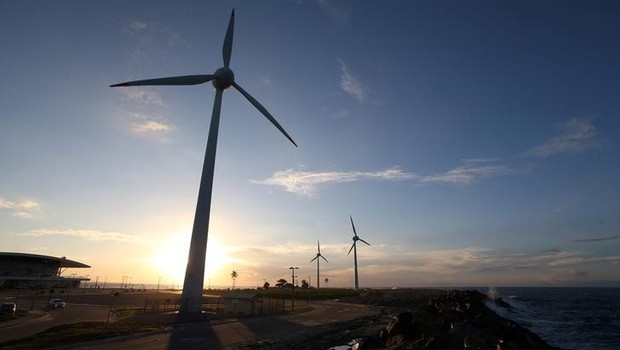 Turbinas eólicas em praia de Fortaleza, Ceará (Foto: Paulo Whitaker/Reuters)