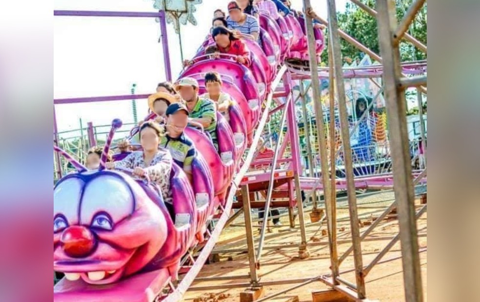Brinquedo de parque de diversões descarrila e deixa feridos em Itapeva (SP) — Foto: Riquinho Park/ Reprodução 