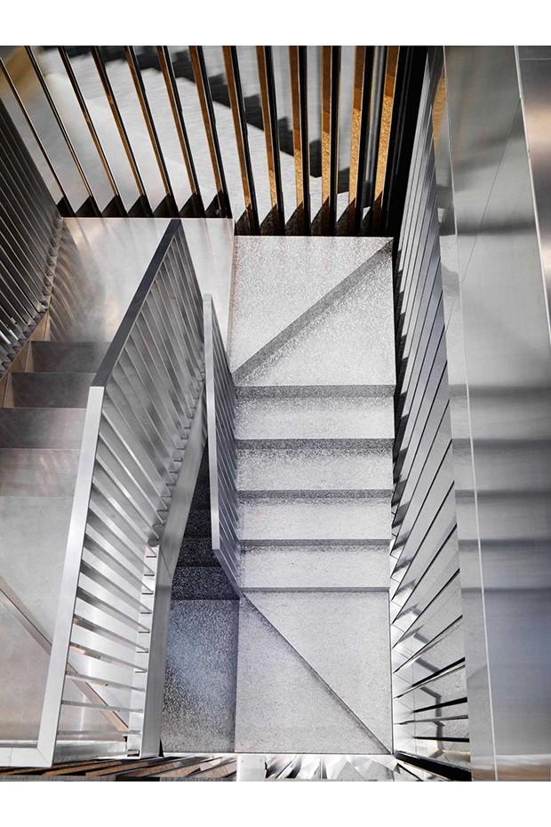The stairwell at the Repossi boutique, designed by Rem Koolhaas, features mirror, granite and polished chrome in a kinetic arrangement of geometric planes (Foto: Cyrille Weiner)