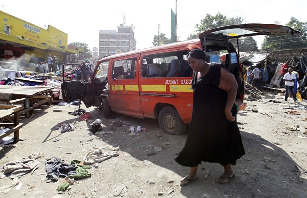 Mulher caminha pelo local do duplo atentado no mercado de Gikomba (Foto: Thomas Mukoya/Reuters)