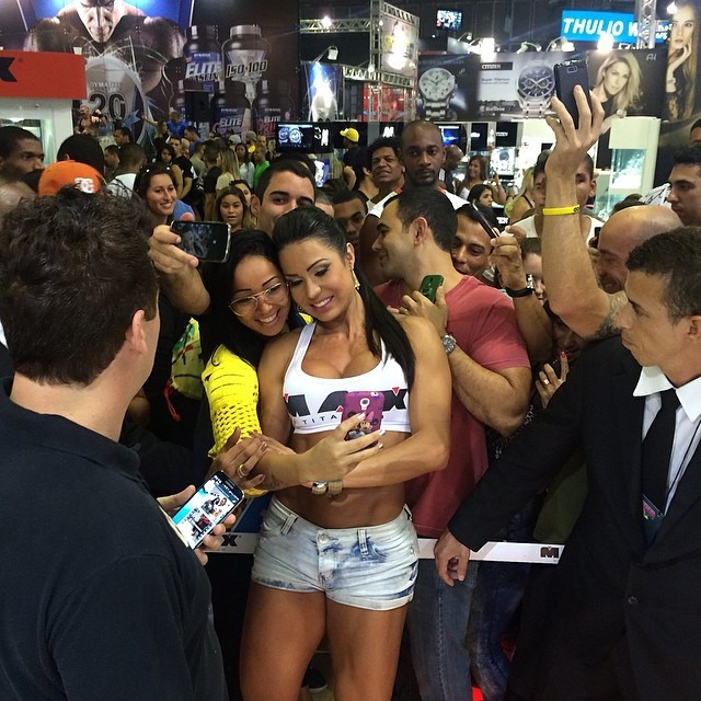 Gracyanne Barbosa com seus fãs (Foto: Reprodução/Instagram)