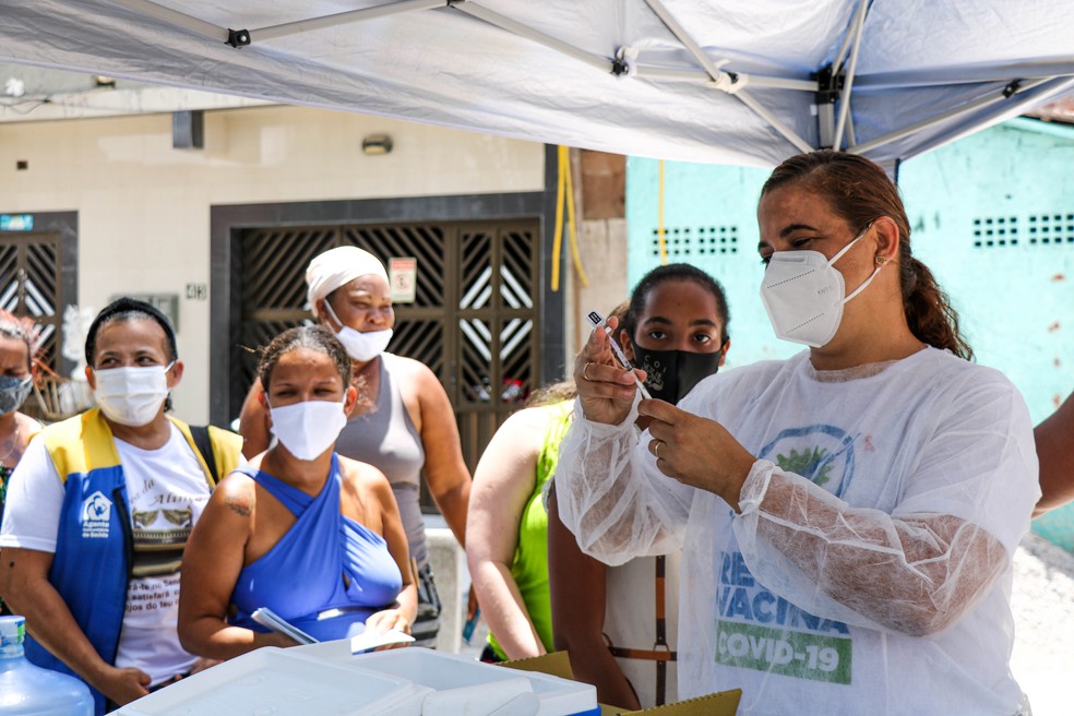 Aplicação de vacina contra a Covid-19 em posto itinerante no Recife — Foto: Ikahamã/Secretaria de Saúde do Recife