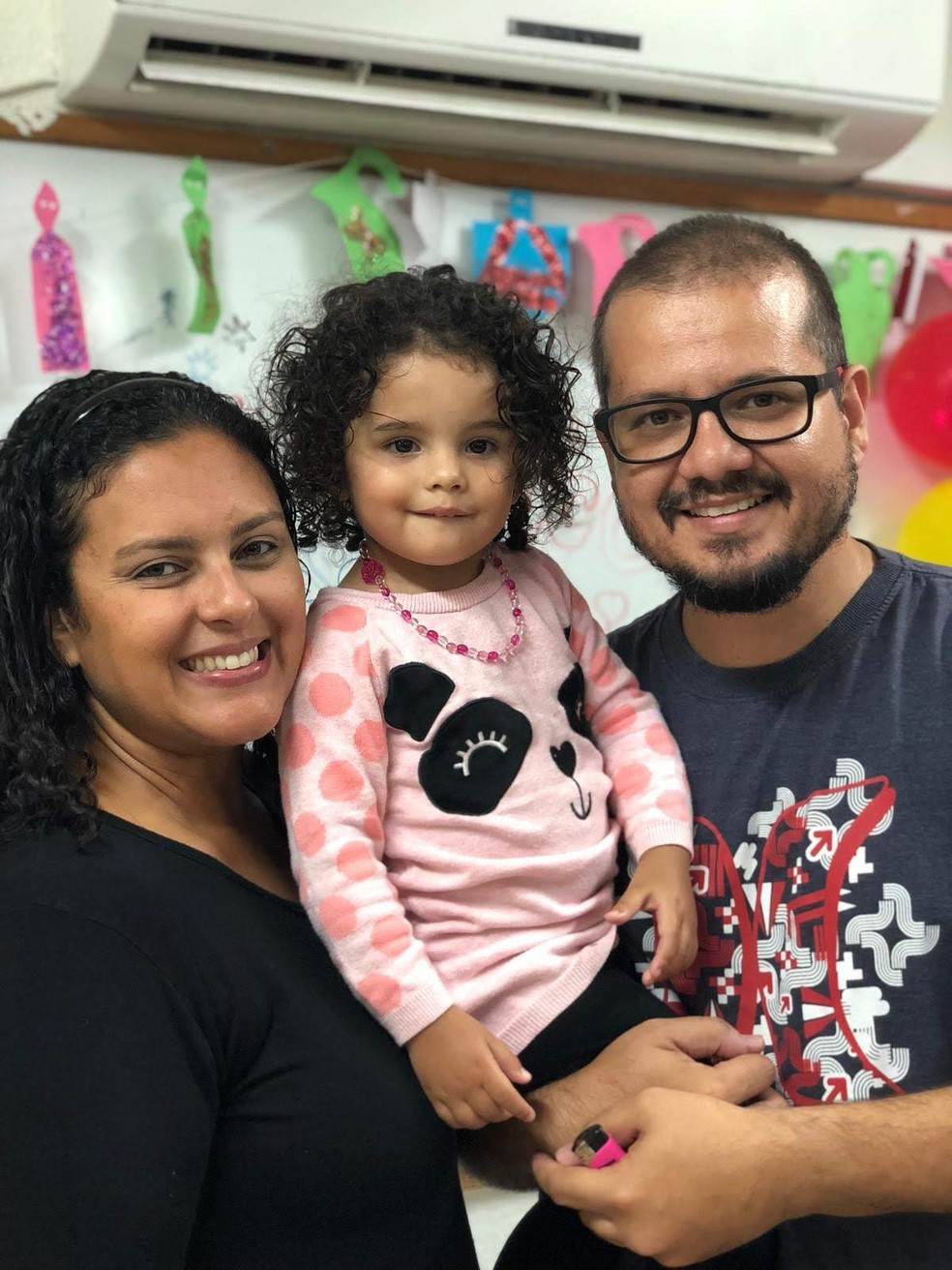 Rafael Guanabara e a esposa, Silvia Benitah, com a filha, Laura, no aniversário de 2 anos dela. — Foto: Arquivo pessoal/Rafael Guanabara