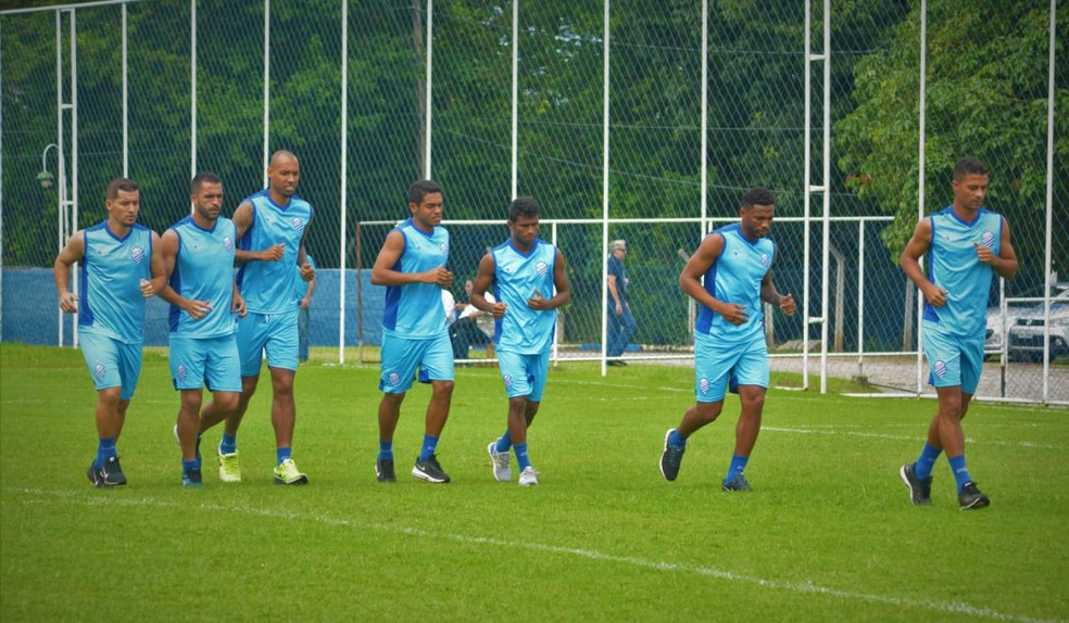 Jogadores que enfrentaram o Athletico deram voltas no gramado — Foto: Augusto Oliveira/CSA