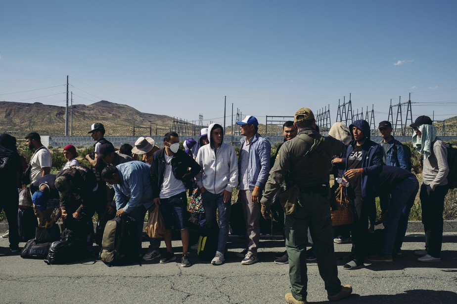 Imigrantes aguardam em fila para atendimento em centro de detenção de imigrantes, em Jacumba, na Califórnia