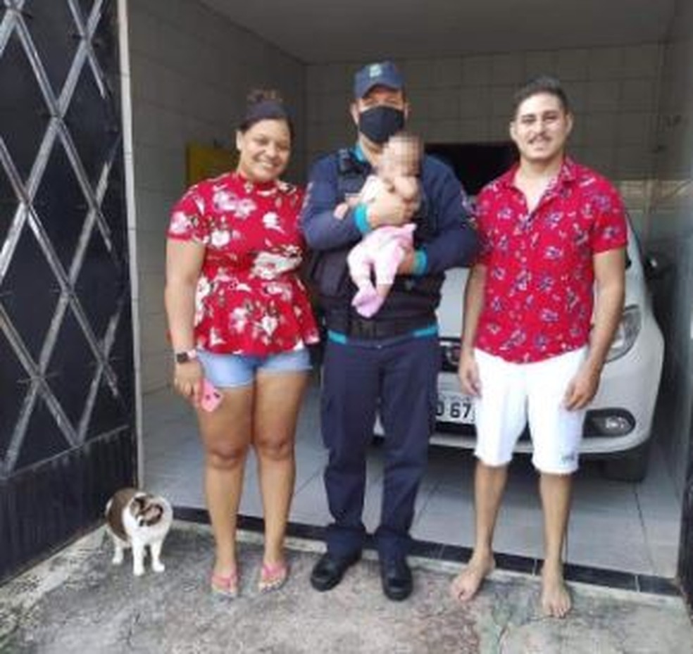 Família foi visitada por um dos agentes que ajudou no socorro da menina de três meses, no Bairro Vila Velha. — Foto: Arquivo pessoal