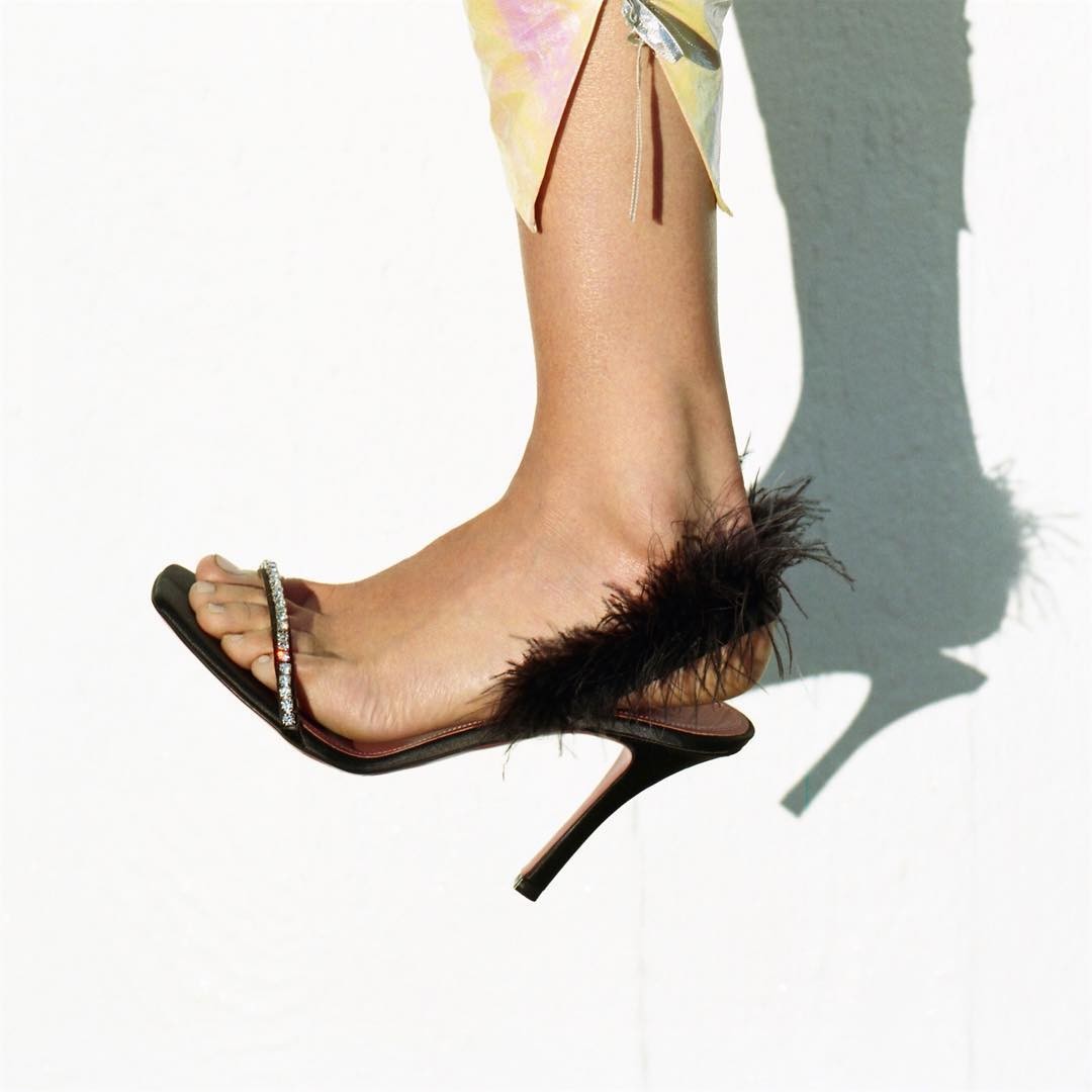 Sandália com strass e plumas. (Foto: Instagram)