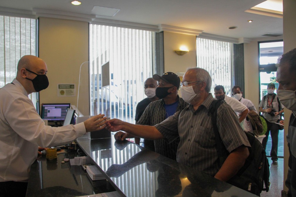Nesta quarta-feira (8), Bruno Covas recebeu os primeiros 50 idosos sem-teto para acolhimento no hotel Windsor, no centro de S&atilde;o Paulo. Parceria &eacute; de 3 meses &mdash; Foto: Rog&eacute;rio Galasse/Futura Press/Estad&atilde;o Conte&uacute;do