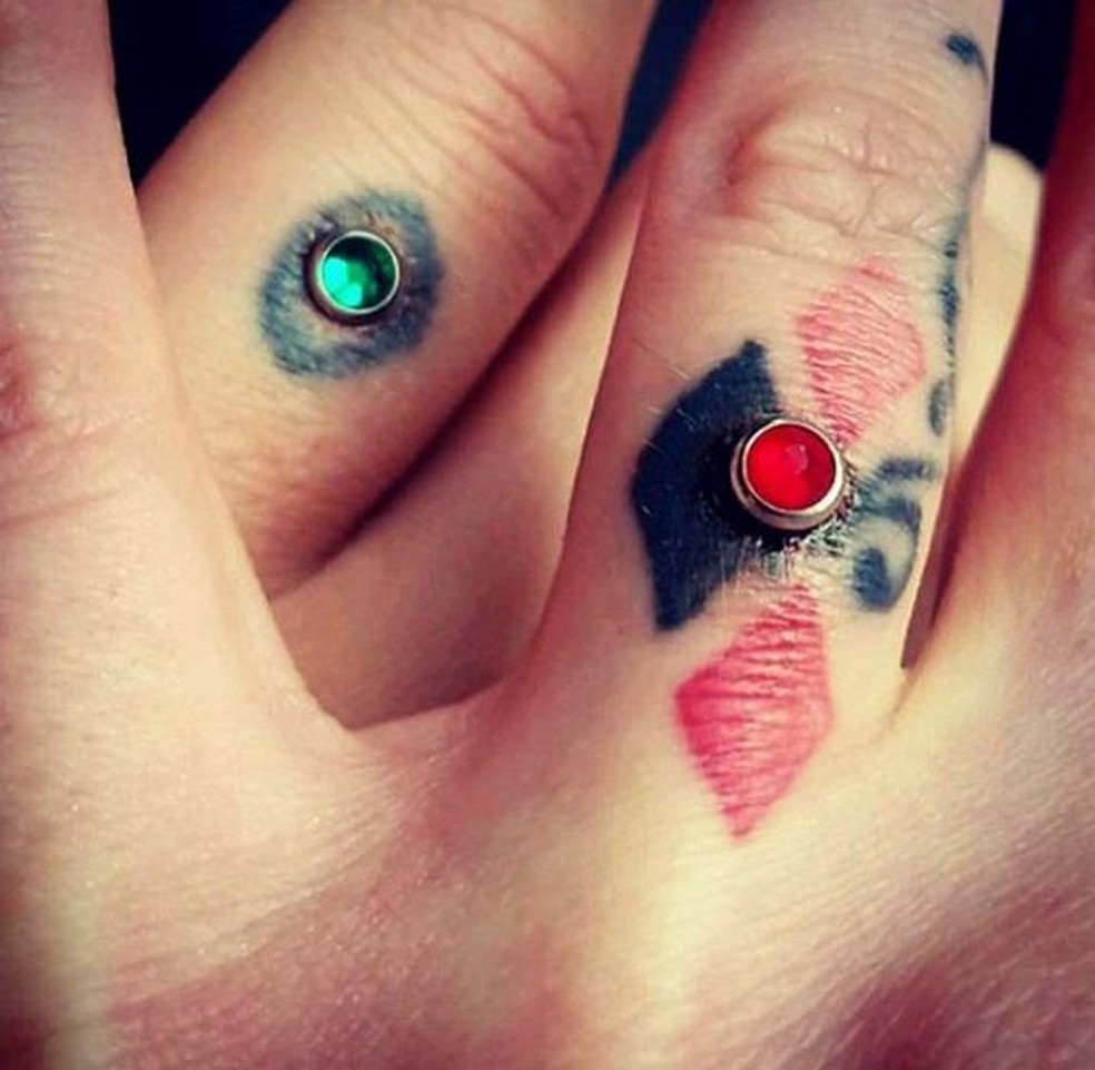 Oi Casais Estao Substituindo Anel De Noivado Por Piercing No Dedo Beleza Glamour