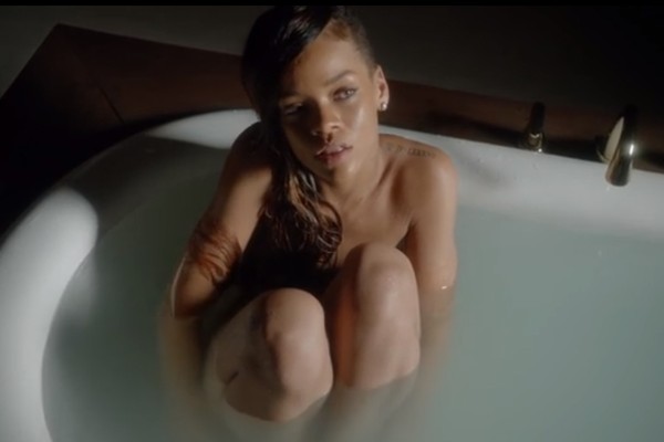 No dramático clipe de ‘Stay’, Rihanna aparece nua em uma banheira (Foto: Reprodução)