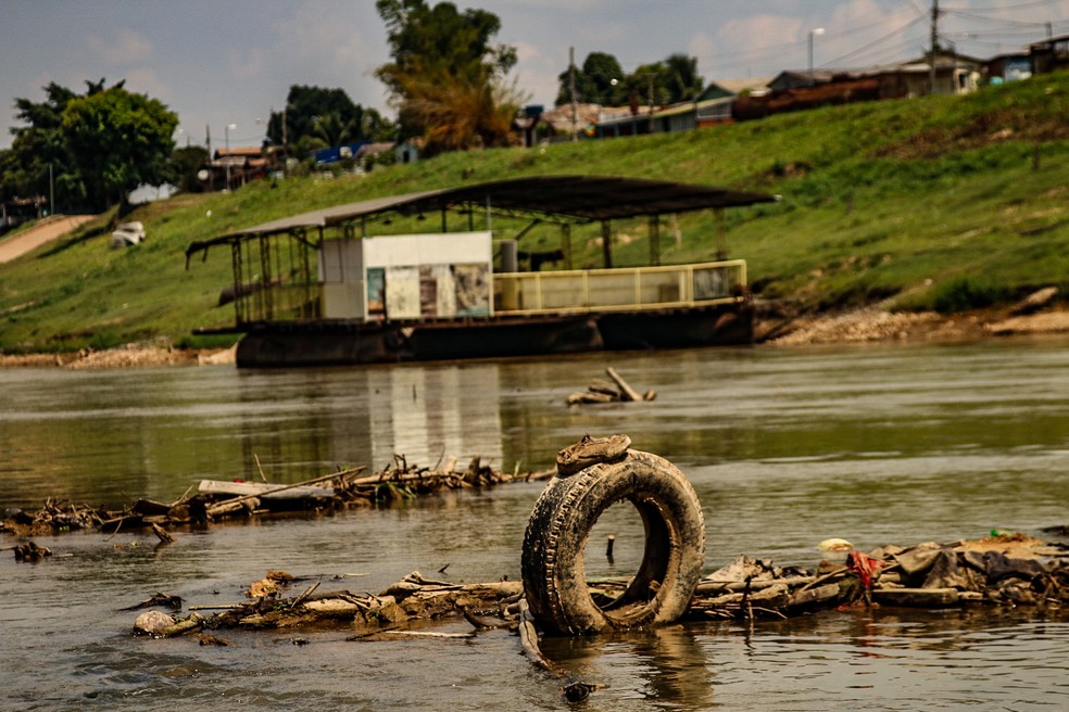 Baixo nÃ­vel do rio revela muito lixo no manancial  â€” Foto: Juan Diaz/Arquivo pessoal 
