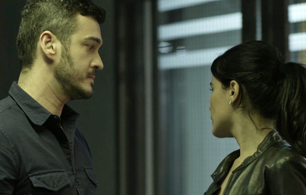 Primeiro, Domênico diz que estava trabalhando sozinho no caso (Foto: TV Globo)