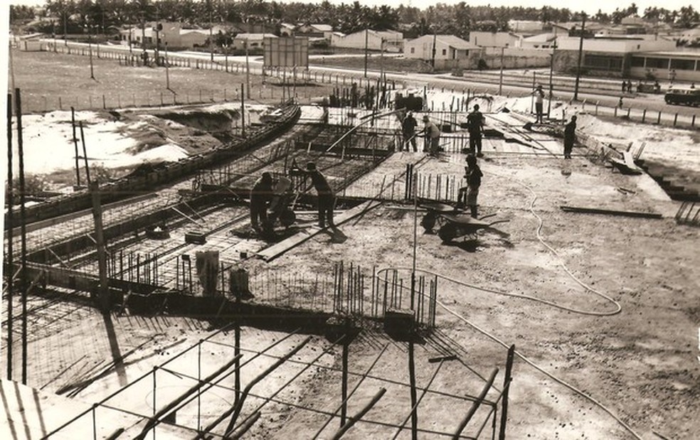 Operários trabalham no início da construção do Estádio Rei Pelé  — Foto: (Foto: Arquivo / Museu dos Esportes)